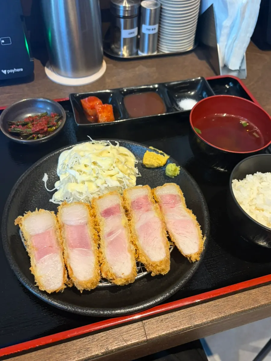 Rice, soup, salad, and scallion kimchi arranged with the set