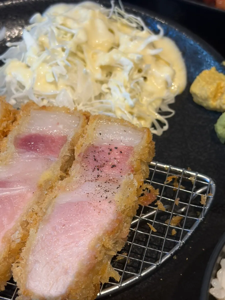 Tonkatsu with its accompanying condiments