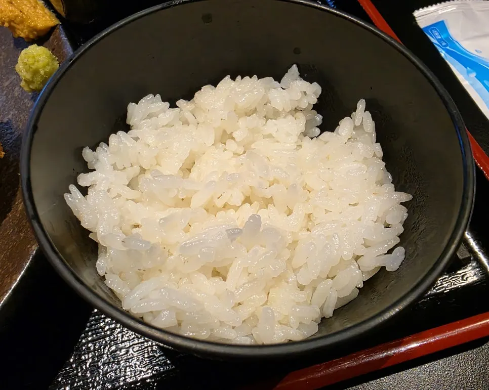 정식과 함께 나온 고슬고슬한 밥