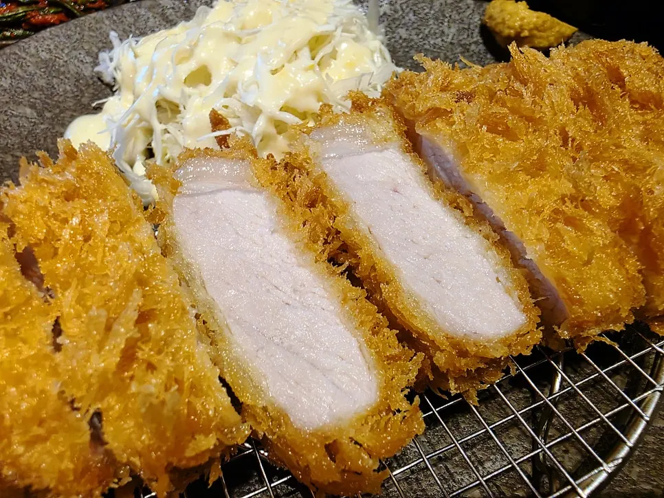 단면이 보이는 로스 등심카츠