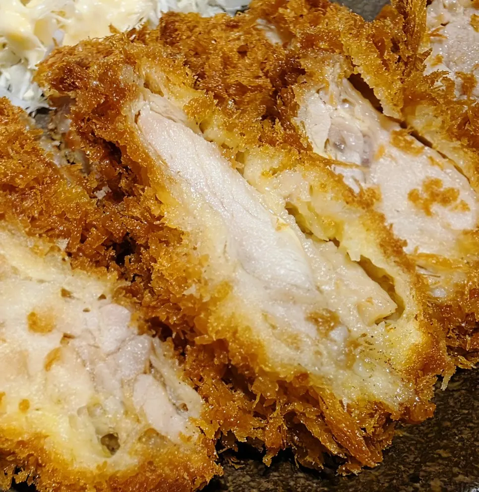 집어 올린 치킨카츠 한 조각
