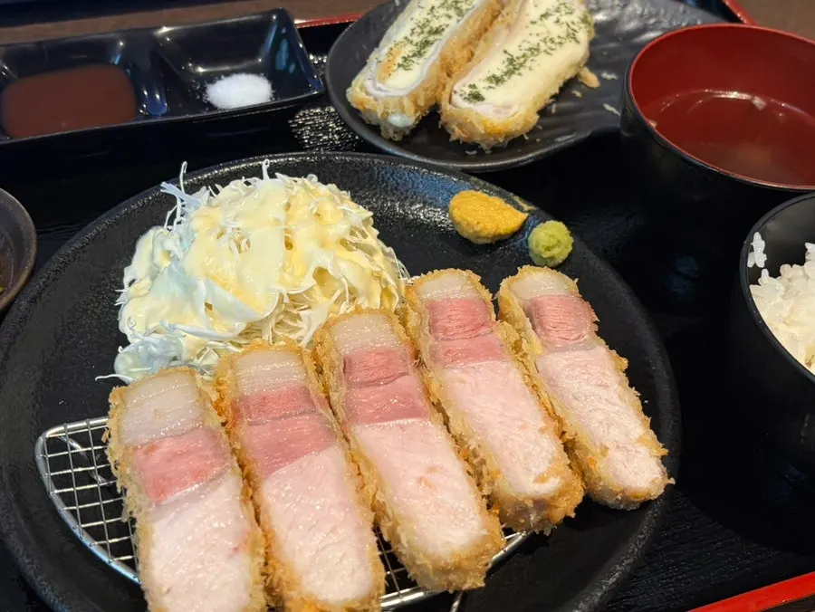 돈카츠와 김치찌개 세트가 있는 메뉴판