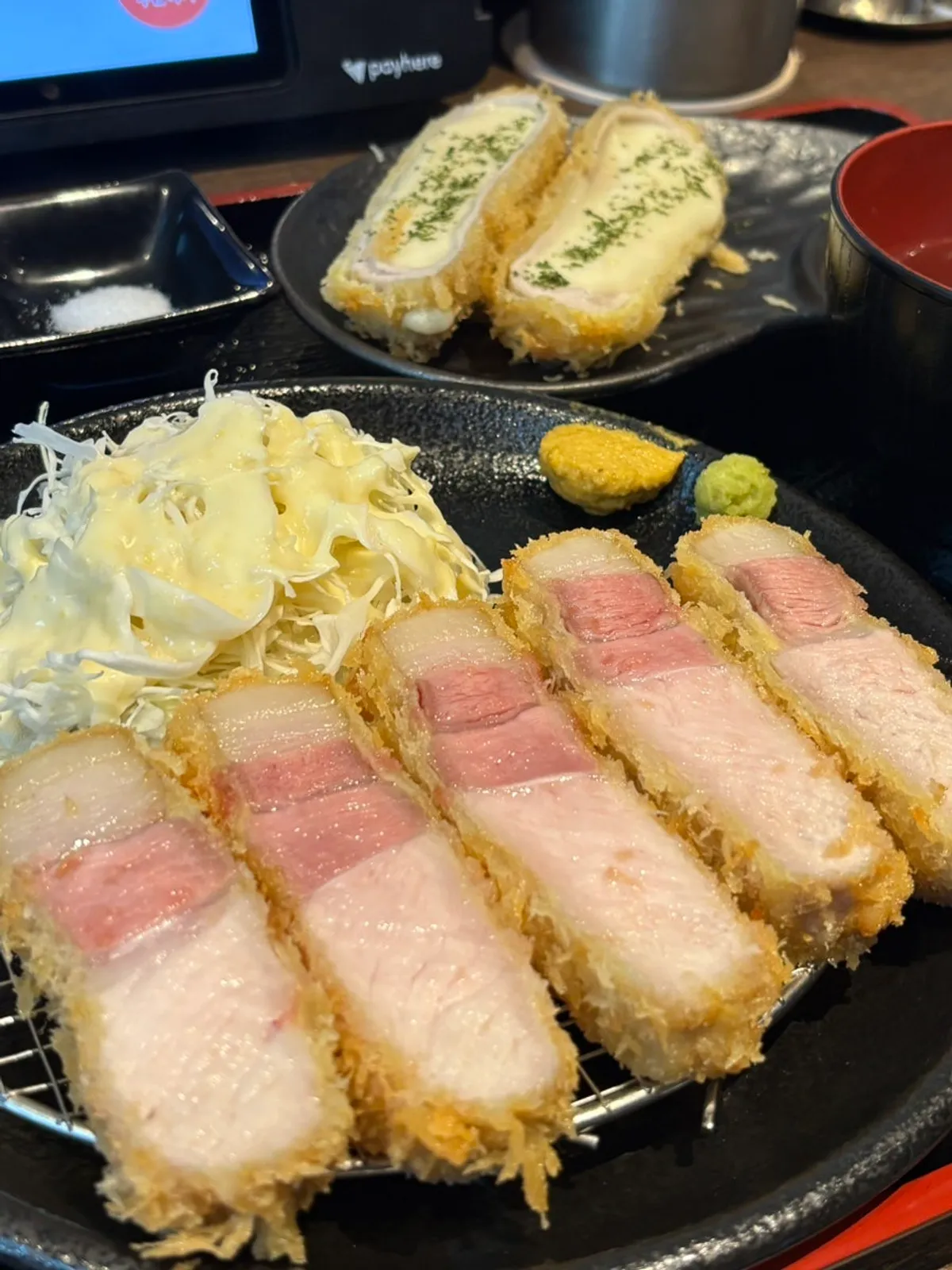 테이블 위 상로스카츠와 맛있게 먹는 법 안내