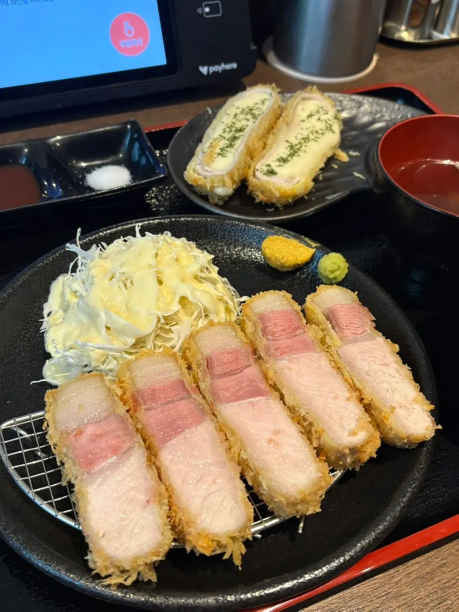 깍두기 파김치 장국이 함께 나온 정식 구성