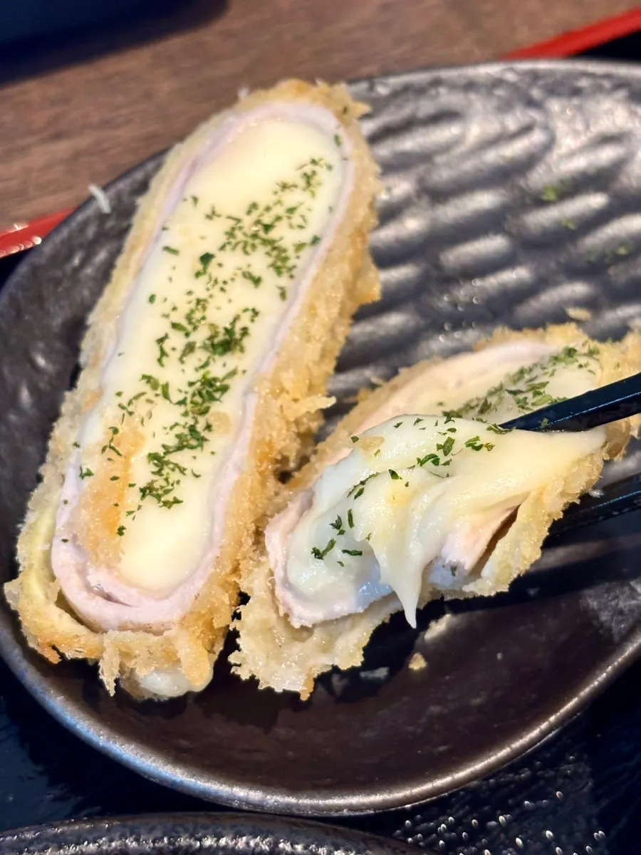 두툼한 치즈카츠 두 조각