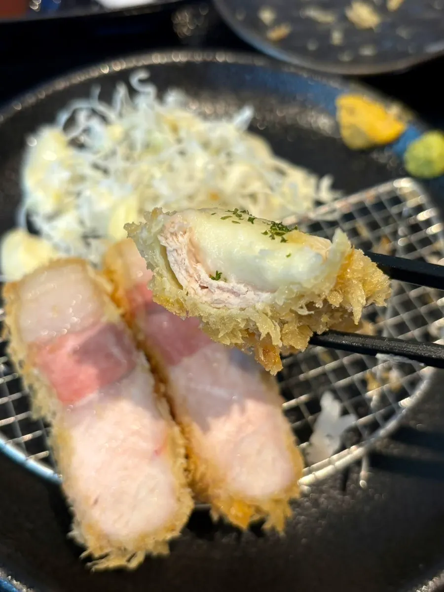 치즈가 늘어나는 치즈카츠 단면