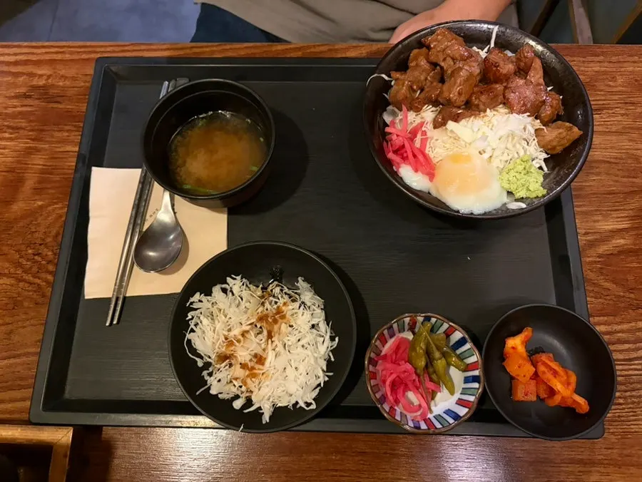규카츠와 덮밥이 있는 후라토식당 메뉴판