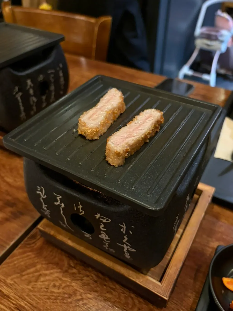 화로에서 구워지는 규카츠 조각
