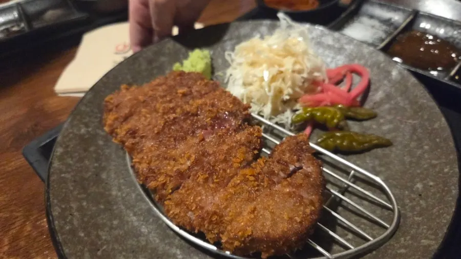 레어로 나온 규카츠를 테이블 화로에 굽는 모습
