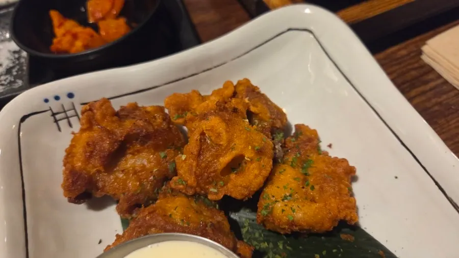 어두운 톤 조명의 후라토식당 내부