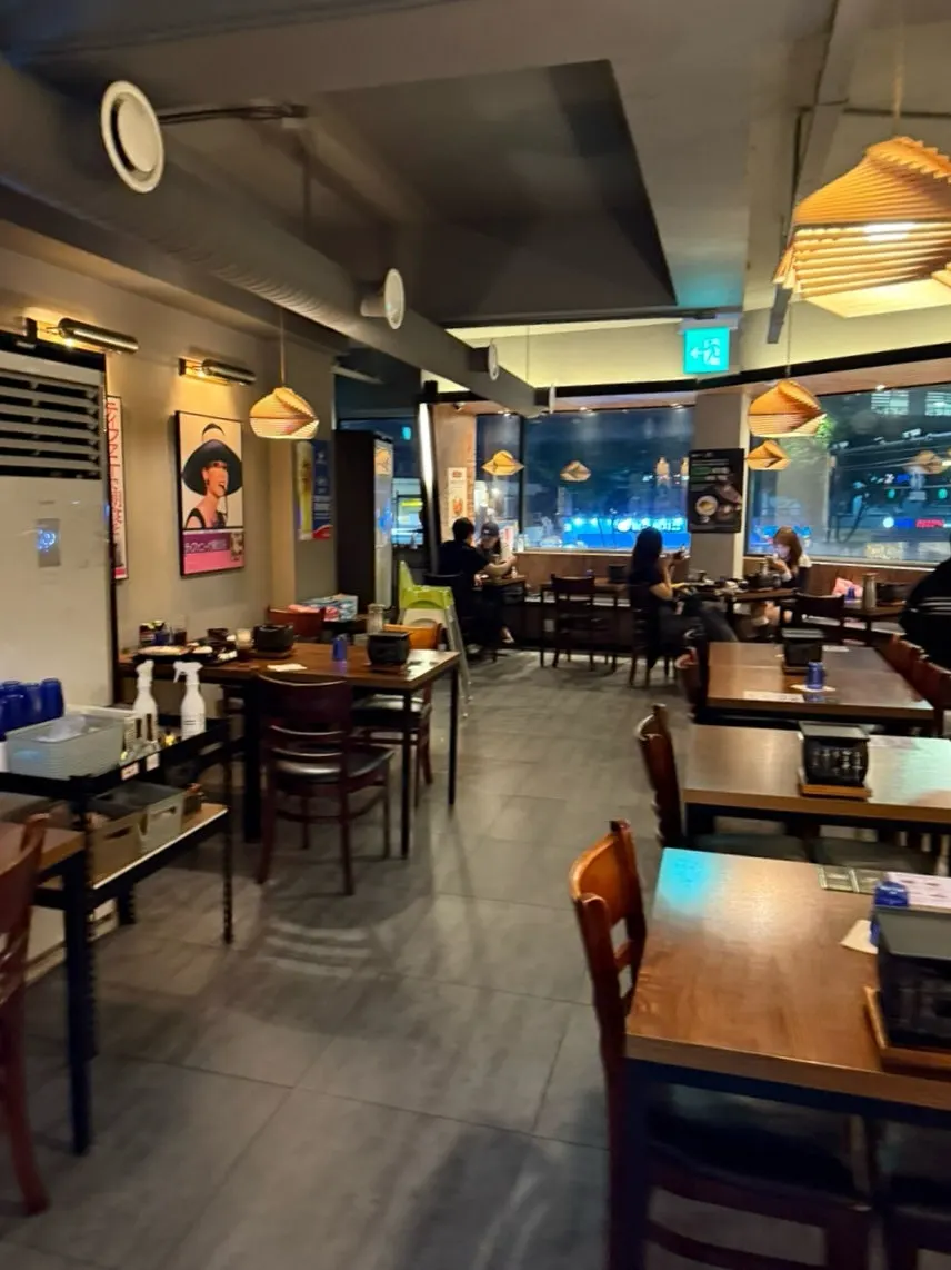 Window-wall seating at Hurato Sikdang Isu Branch