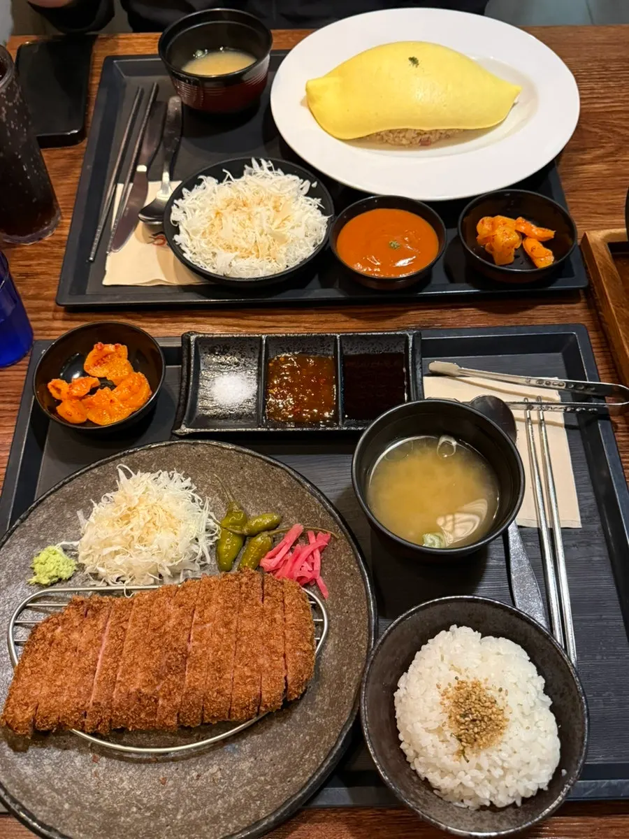 Full gyukatsu and omurice set on the table