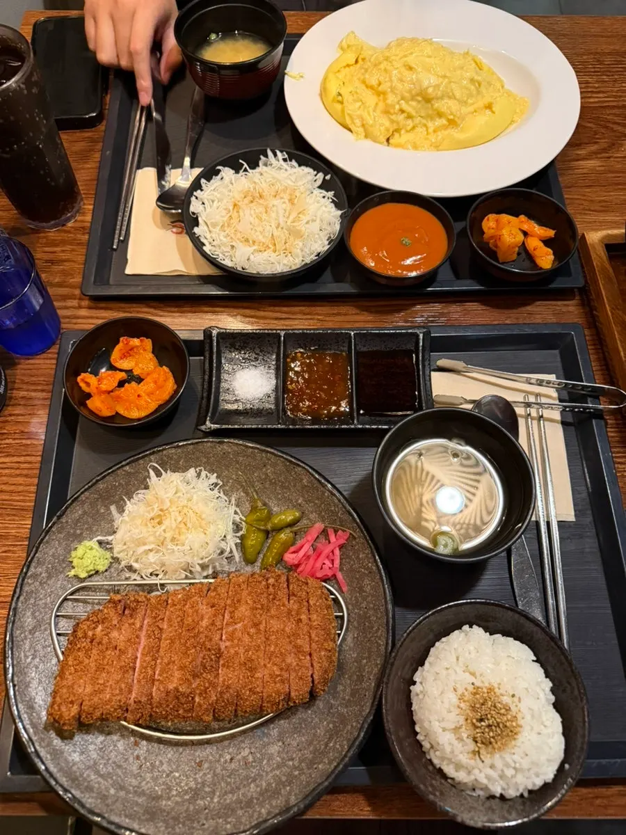 Cross-section of the cut Japanese omurice