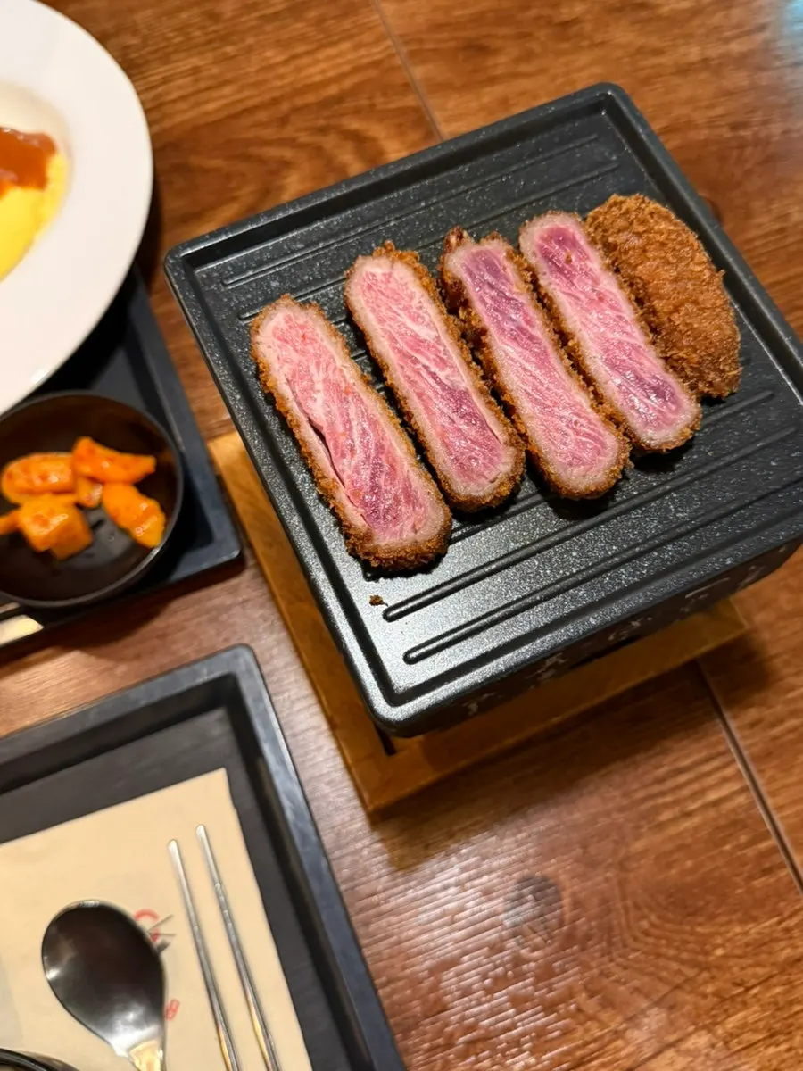 Grilling gyukatsu on the tabletop hot plate