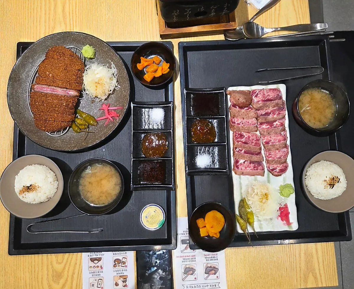 Gyukatsu and steki jeongsik table setting at Furato Shokudo