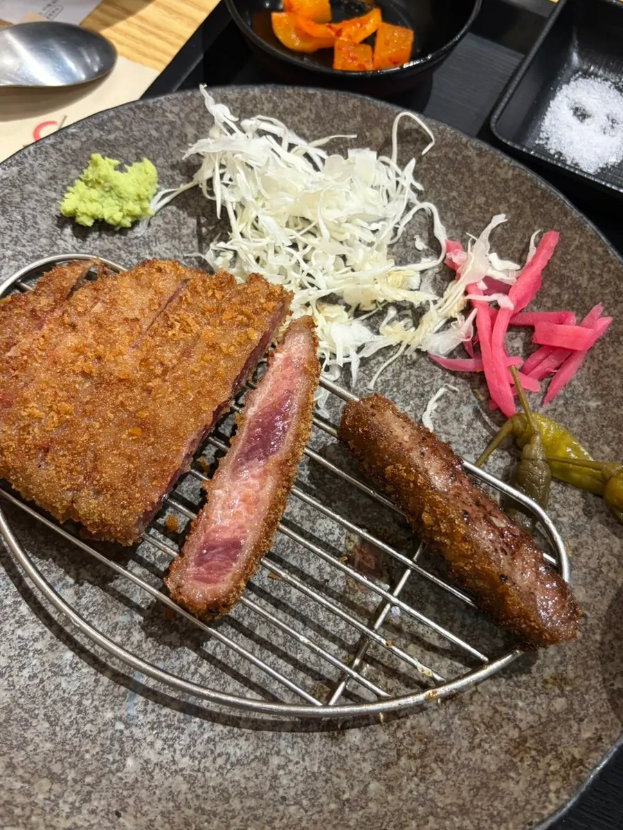 바삭한 겉면이 살아 있는 규카츠 단면