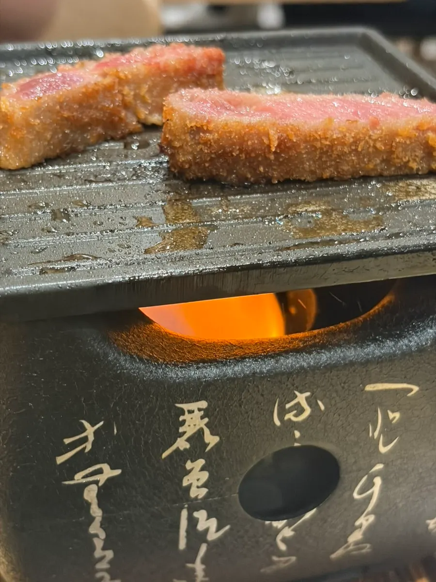 와사비와 소스를 곁들인 규카츠 한 점