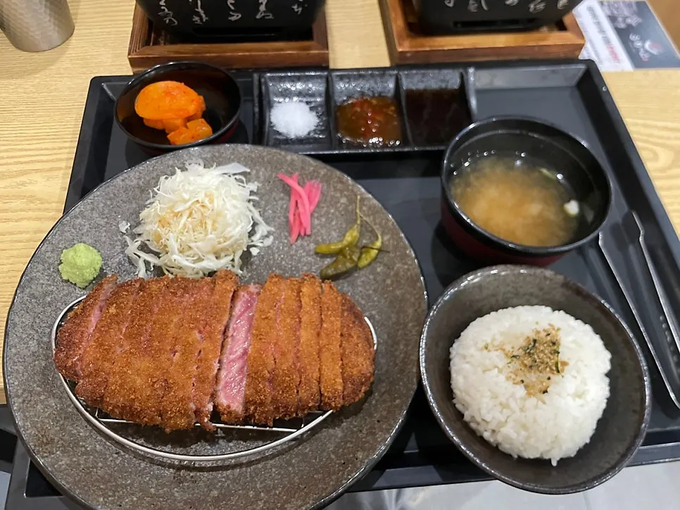 규카츠 정식과 스테키 정식 세트 상차림