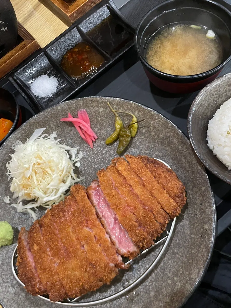 세트로 주문한 정식과 음료 두 잔