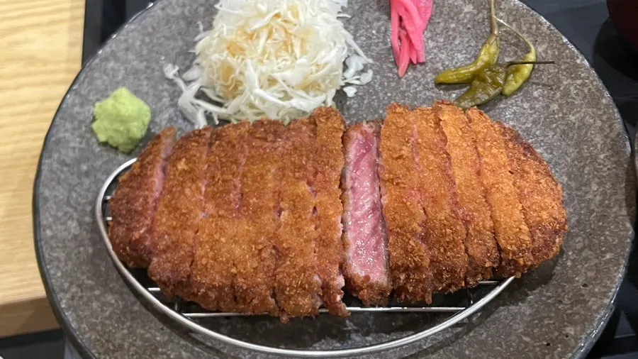 겉만 익힌 규카츠 단면과 곁들임 반찬