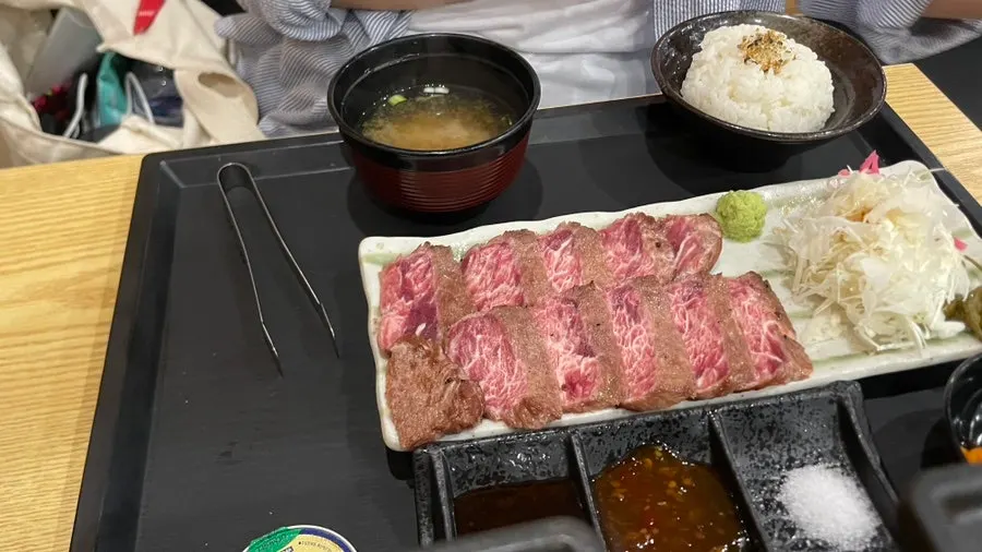 미니 화로에 올린 규카츠 조각