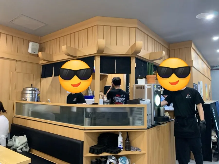 깔끔하게 정돈된 후라토식당 테이블 자리
