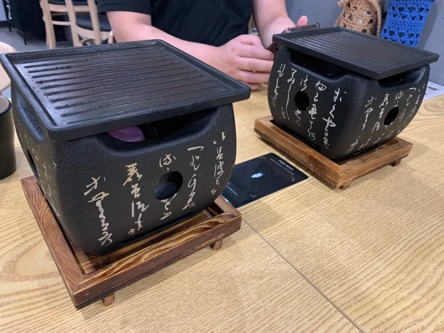 후라토식당 매장 좌석과 조명