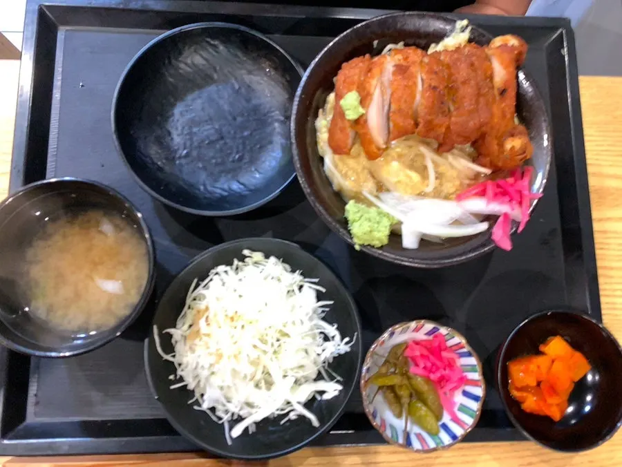 소스를 부을 준비가 된 반숙 오므라이스