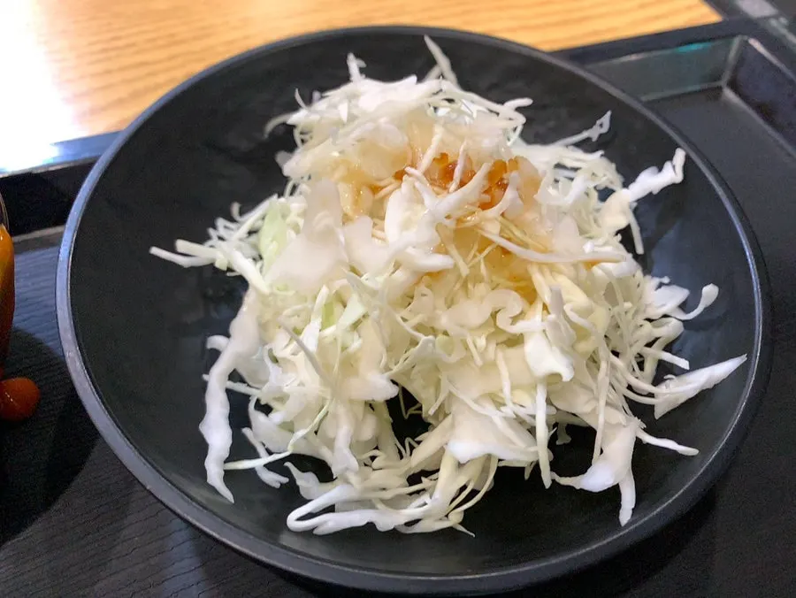 반찬과 함께 차려진 식사 한 상
