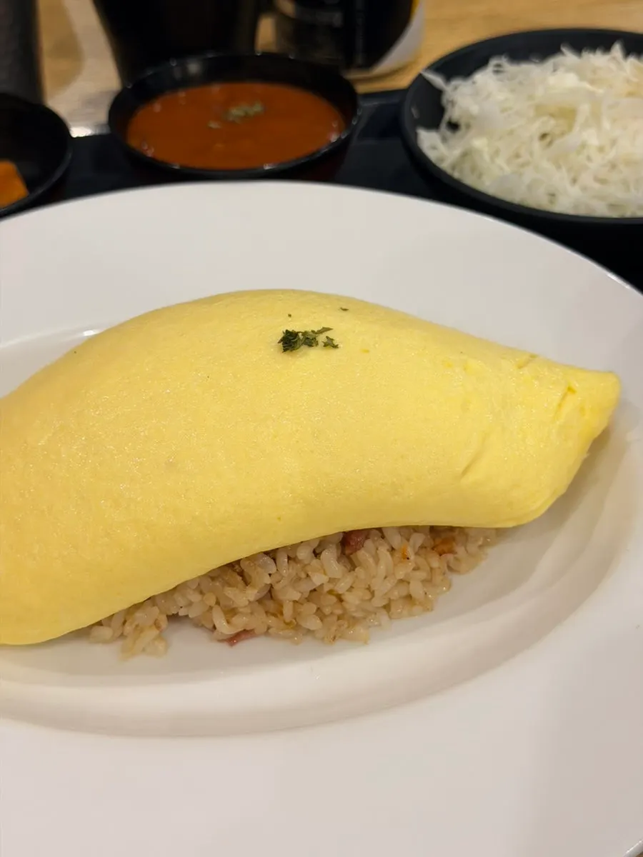Furato Shokudo's omurice topped with a half-cooked egg