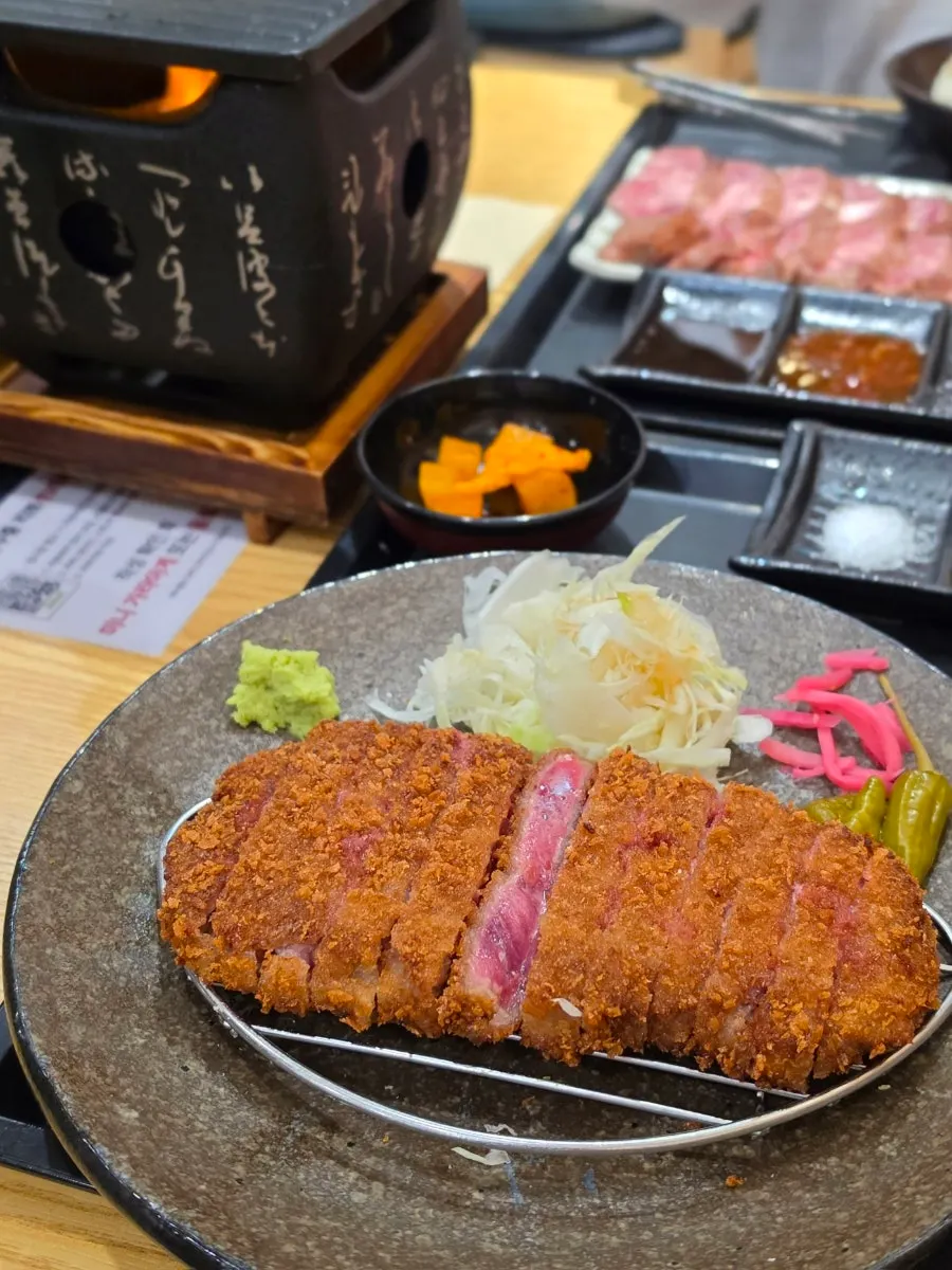 Table setting for Furato Shokudo's gyukatsu alone