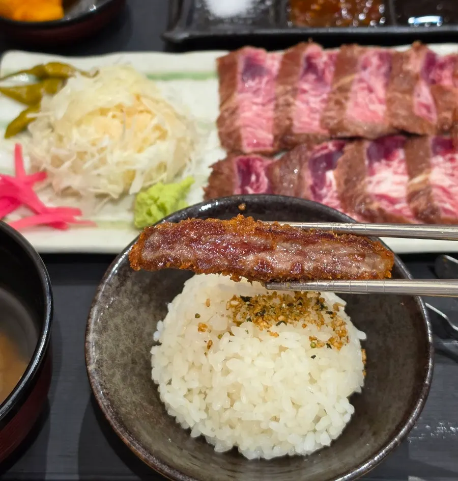Gyukatsu and steki grilling together on the mini tabletop grill
