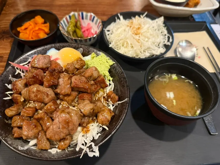 Rice and side dishes served with the gyukatsu