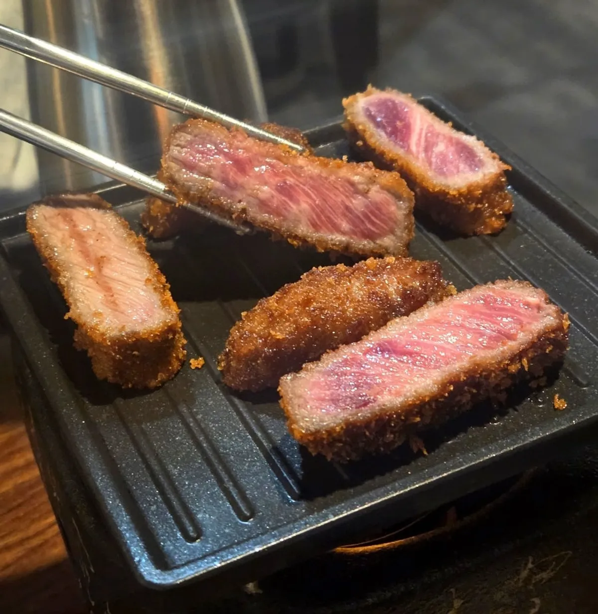 Close-up of gyukatsu grilled on the brazier