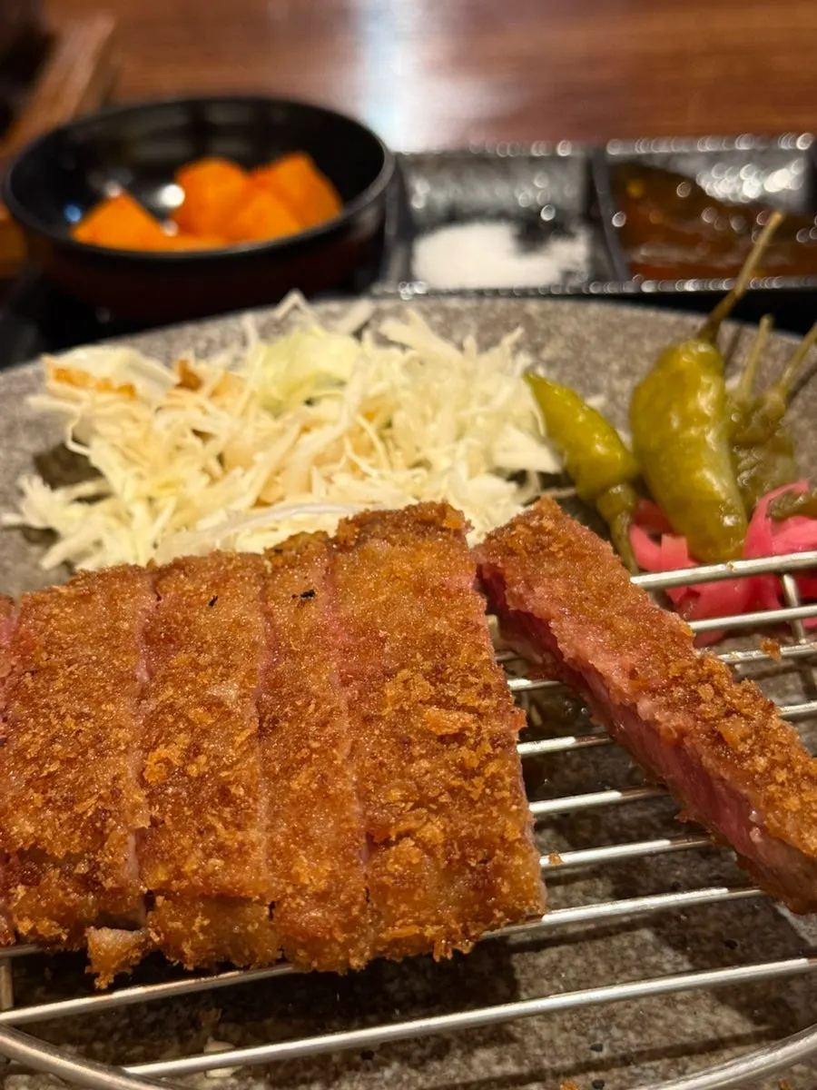 규카츠 속살이 보이는 세로 클로즈업