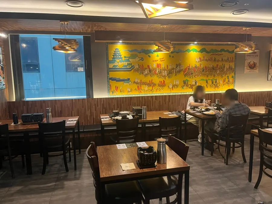 Waiting area with the Catch Table kiosk at the entrance