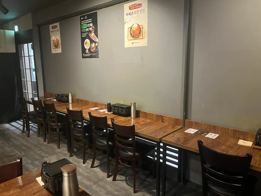 Interior seating at Hurato Sikdang Yeouido after the crowd cleared