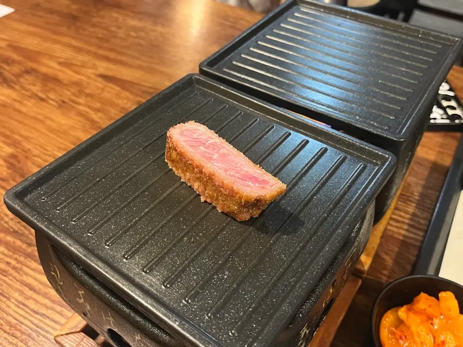 Gyukatsu grilled with melted butter on the brazier plate
