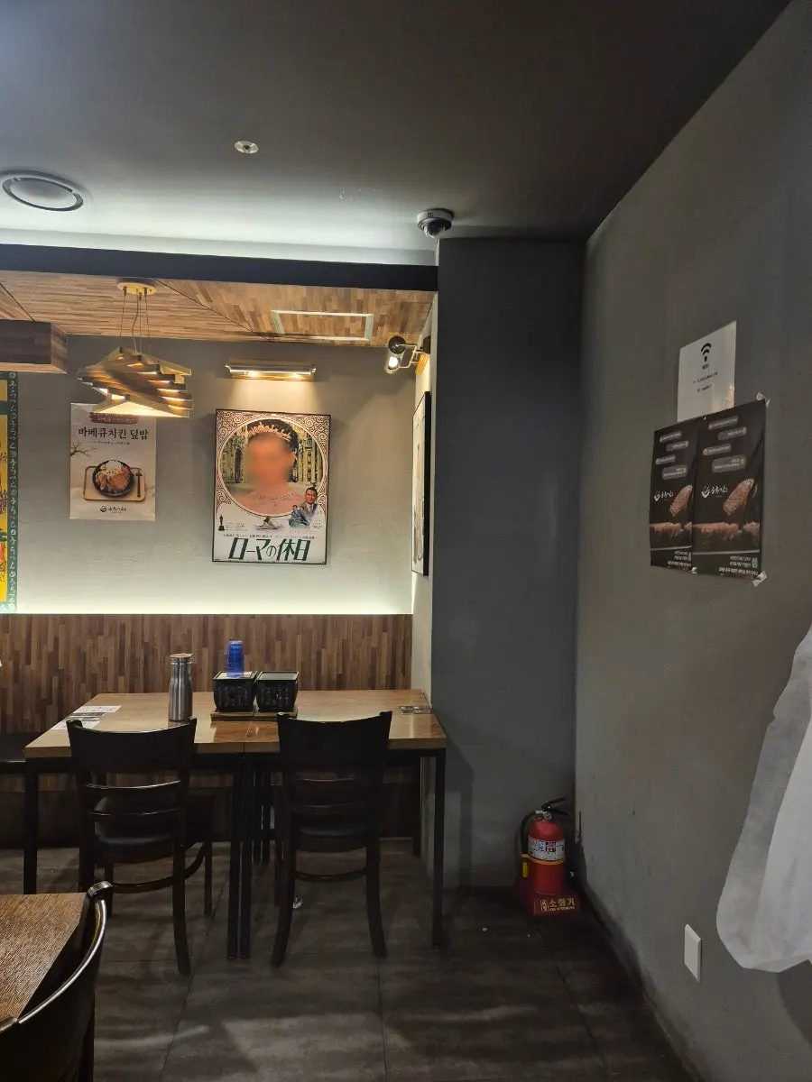 Spacious interior of Hurato Sikdang Yeouido