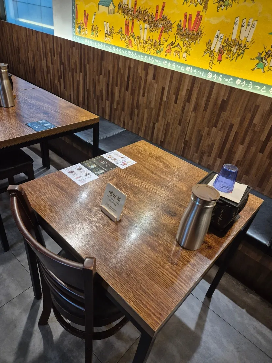 Counter seating at Hurato Sikdang Yeouido