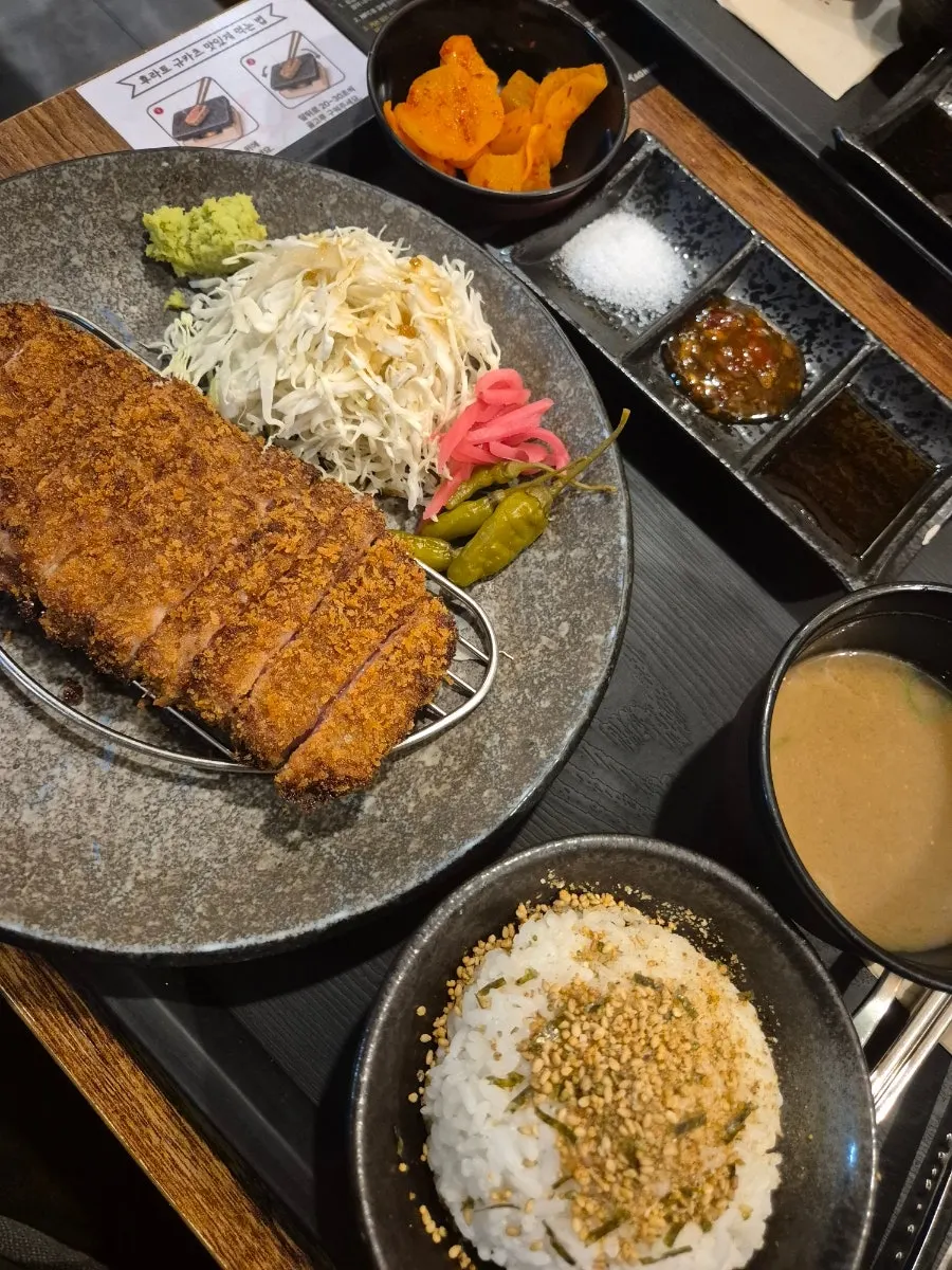 Table setting with gyukatsu and mini curry sauce added
