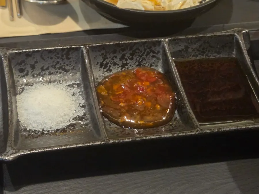 규카츠와 오므라이스 함께 놓인 테이블