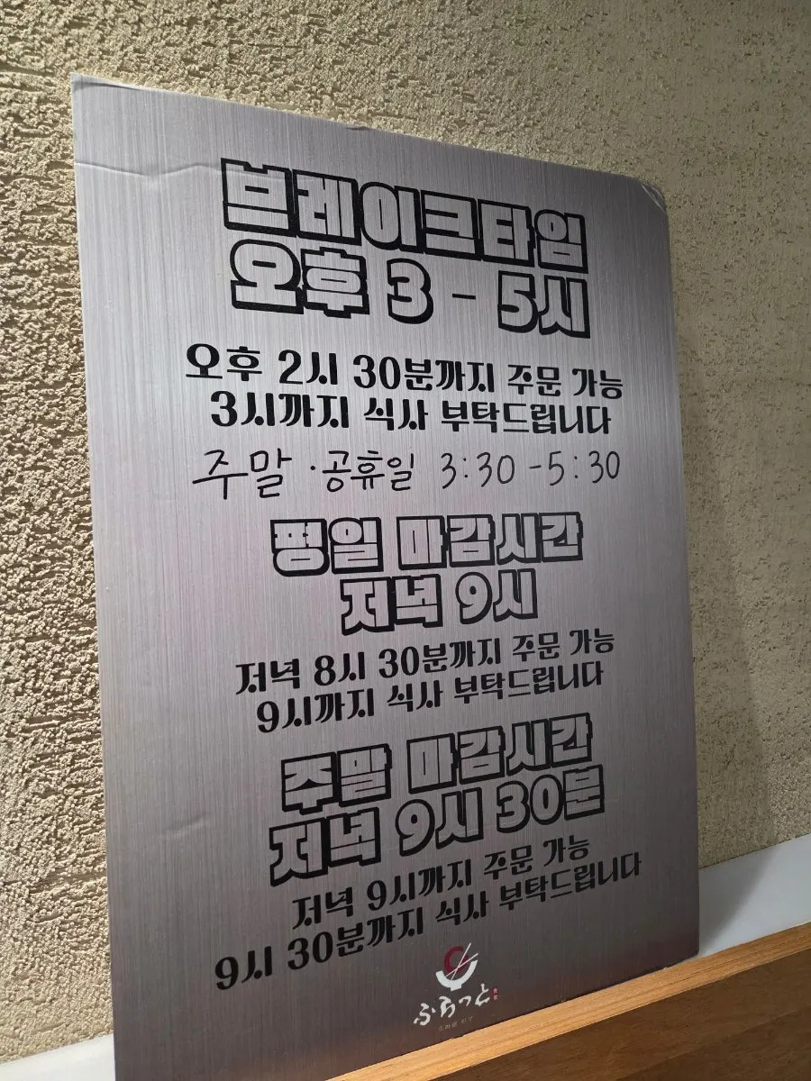 매장 내부 통로와 좌석 배치