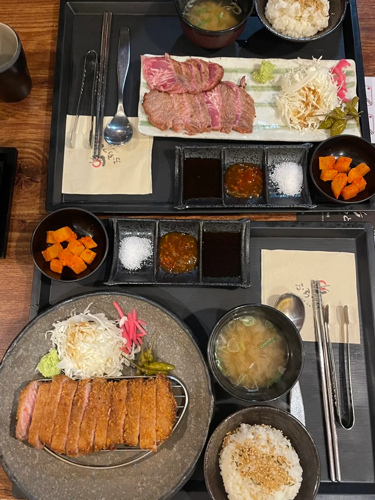 규카츠 정식과 스테키 정식 한 상 차림