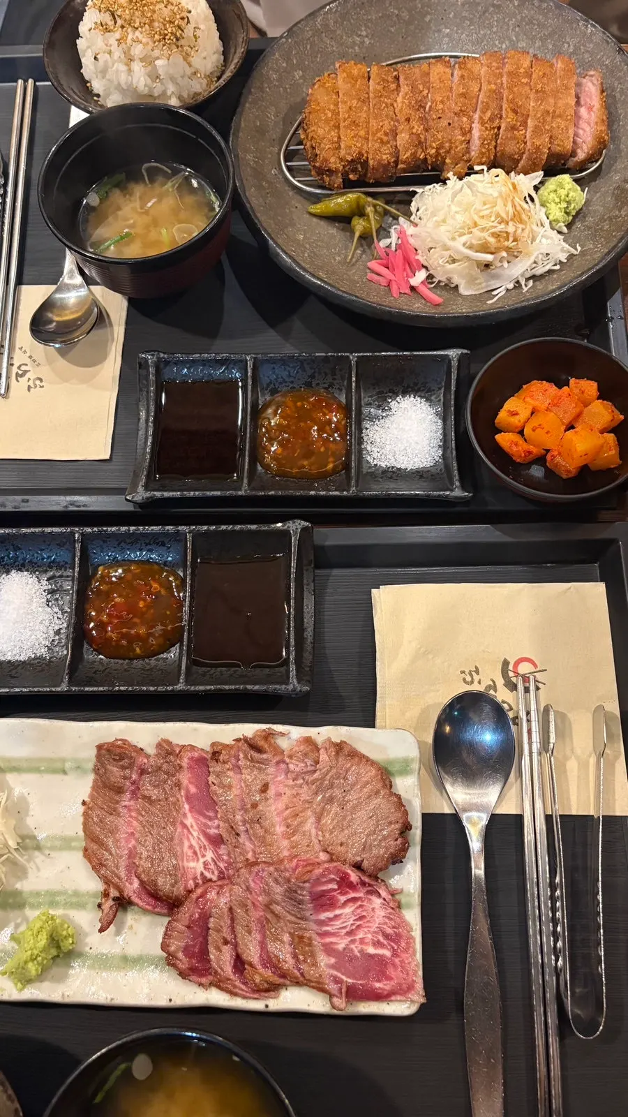 밥과 장국, 깍두기가 함께 나온 정식 상차림