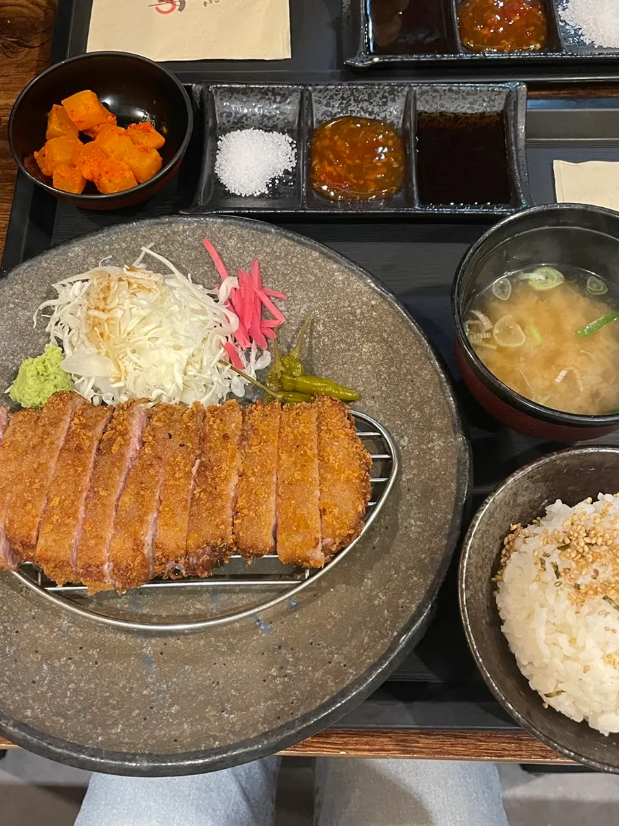 미디엄 레어로 제공된 규카츠 단면