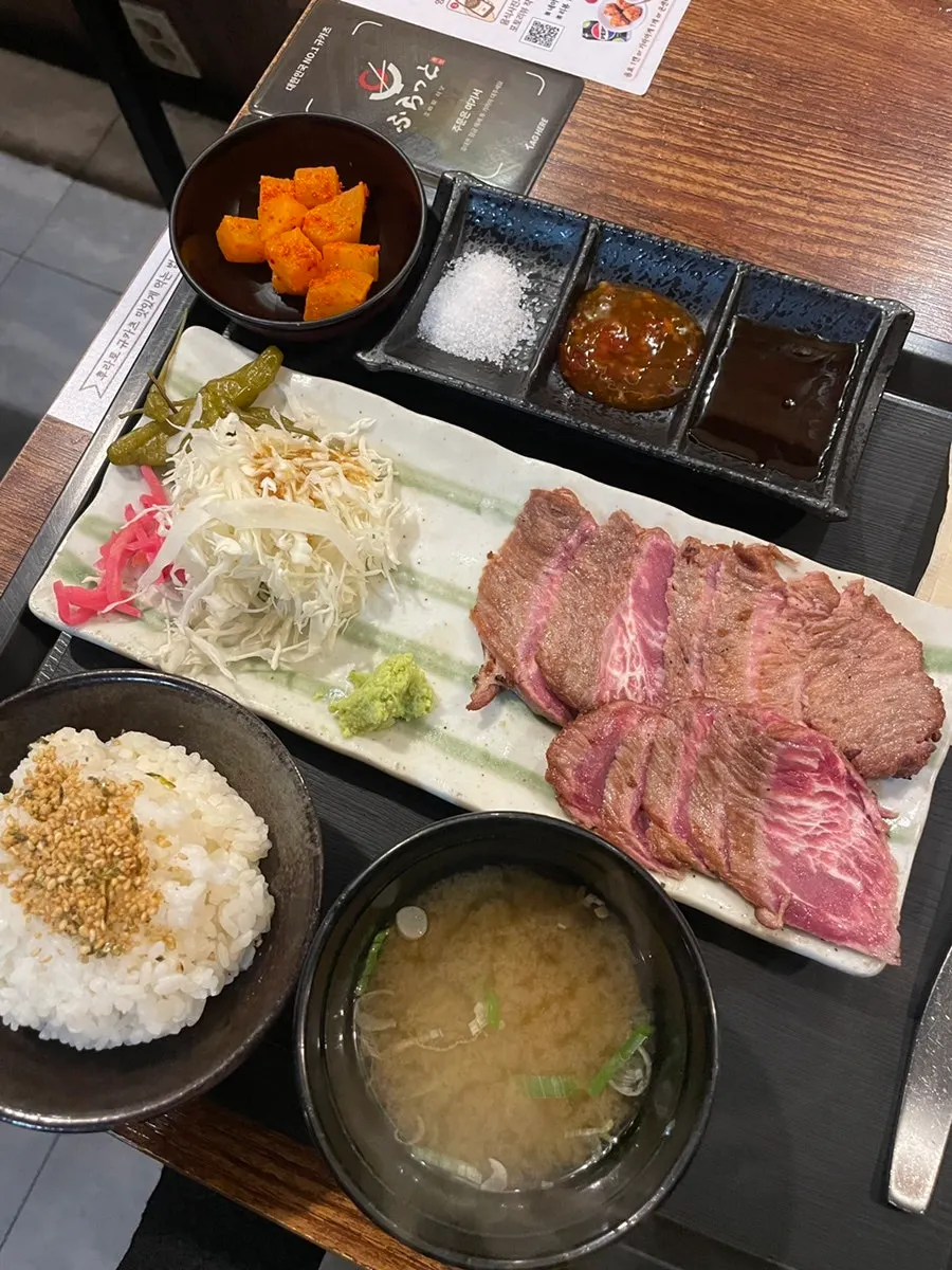 세 가지 소스와 함께 차려진 스테키