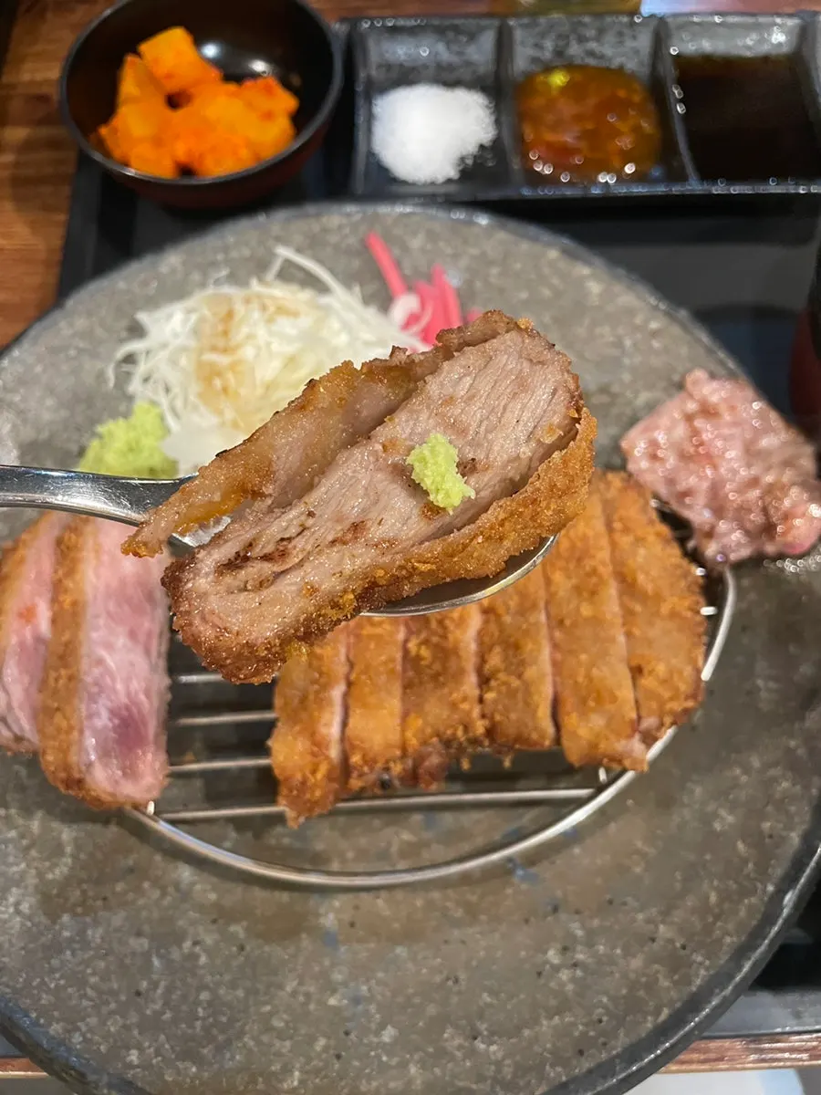 개인 화로에서 굽고 있는 규카츠 조각