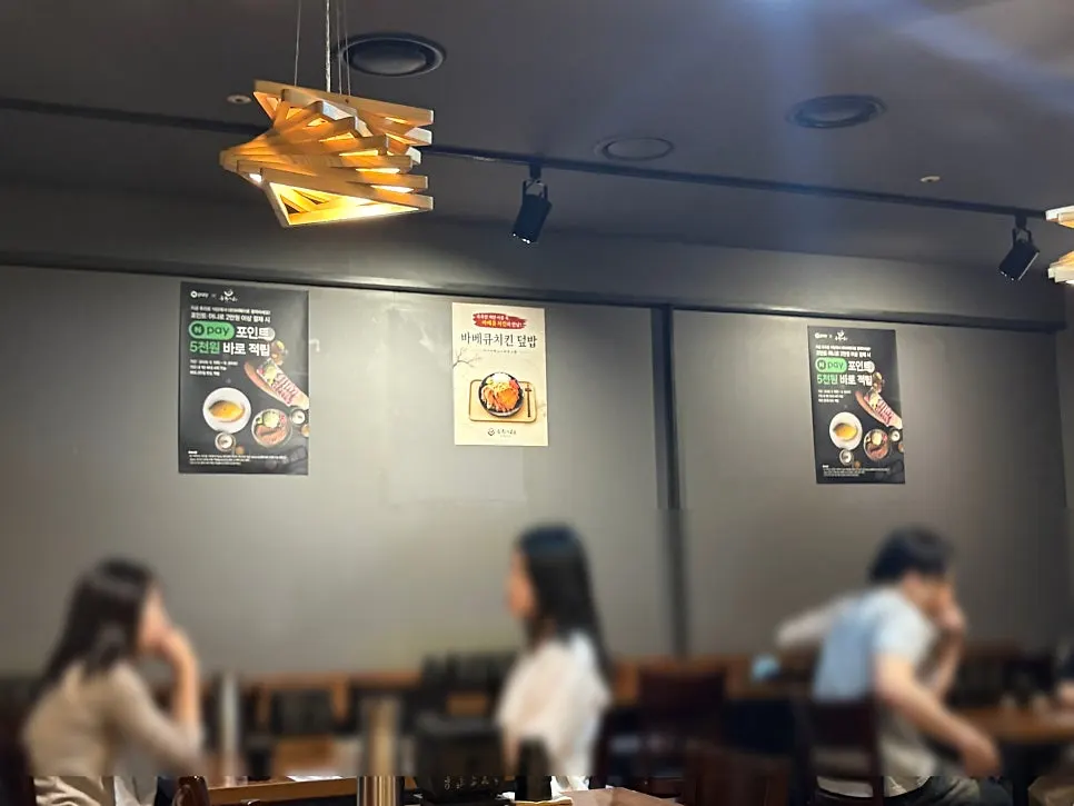 물통과 냅킨통이 세팅된 테이블