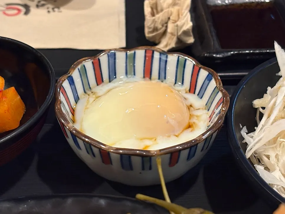 반숙 온천란이 올라간 카레와 곁들임 반찬